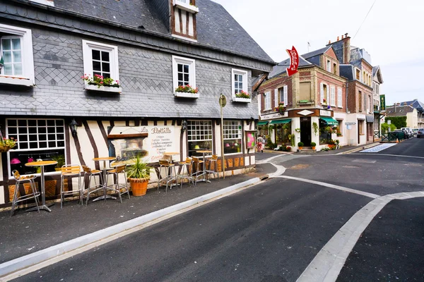 Street en liten landsortsstad etretat i Frankrike — Stockfoto