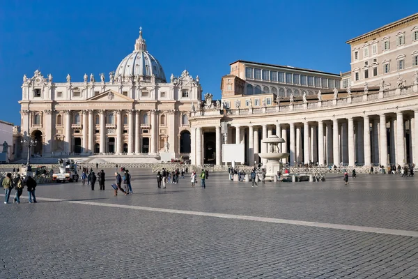 Svatý Petr náměstí a st peter bazilika ve Vatikánu — Stock fotografie