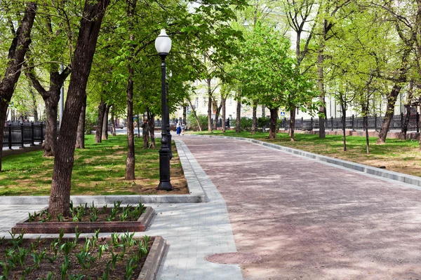 Voetgangers pokrovsky boulevard in Moskou, Rusland — Stockfoto