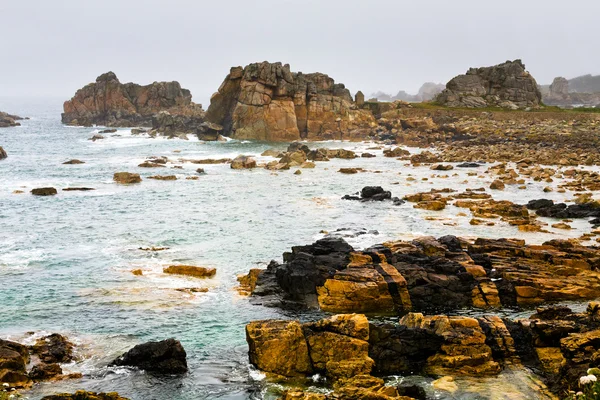 Stone coastline of Atlantic ocean in Brittany — Stock Photo, Image