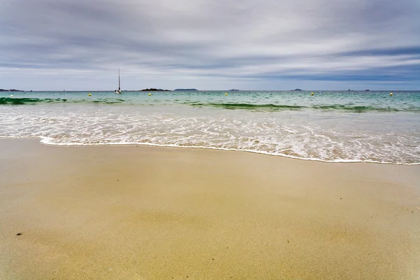 Strand am Meer bei bewölktem Tag in perros-guirec, britisch — Stockfoto