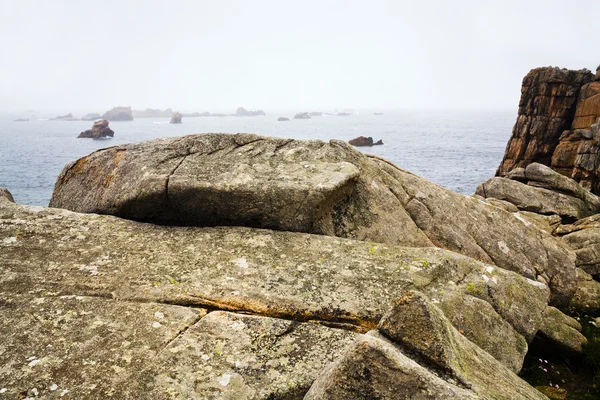 Βράχια στην ακτή του Ατλαντικού στη Βρετάνη — Φωτογραφία Αρχείου