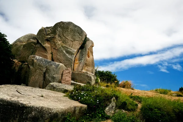 Granit blok altında mavi gökyüzü ve beyaz bulut — Stok fotoğraf