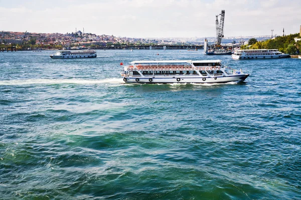 Cruise ships in Bosphorus, Istanbul — Stock Photo, Image