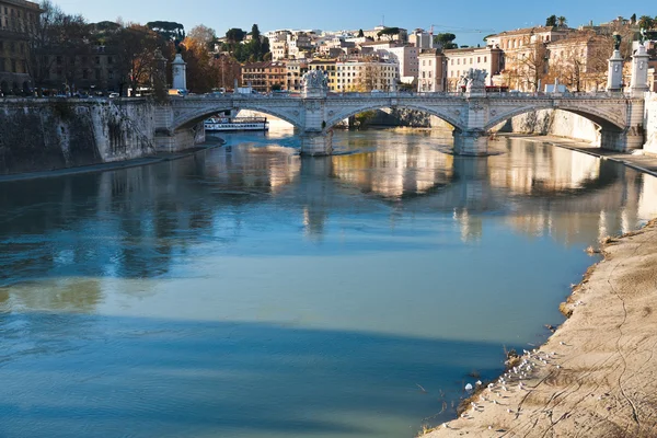 Brücke am Tiber in Rom — Stockfoto