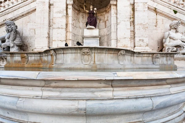 Фонтана делла Деа Рома на Капитолийском холме, Рим — стоковое фото
