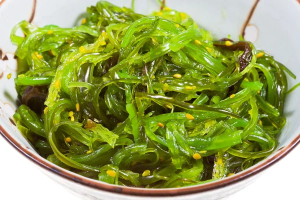 Салат из чуки - салат из водорослей с кунжутом — стоковое фото