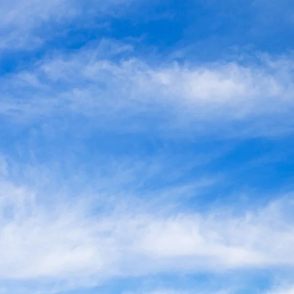 在蓝蓝的天空中的层云 — 图库照片