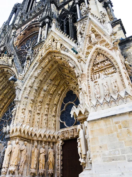 Wejście w katedrze notre-dame w reims, Francja — Zdjęcie stockowe