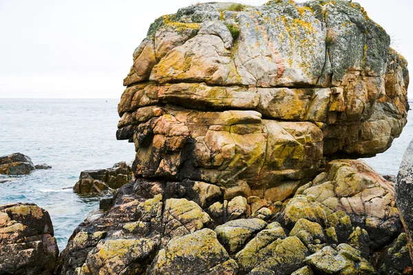 Rosa granitklippor i Bretagne — Stockfoto