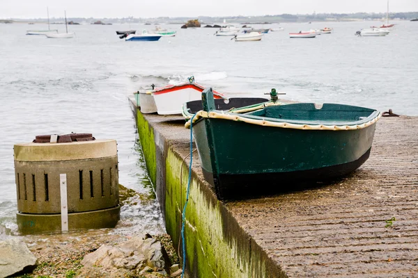 Бетонный пирс и лодка в Бретани — стоковое фото