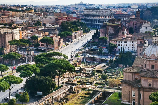 Via dei fori imperiali naar Colosseum, rome — Stockfoto