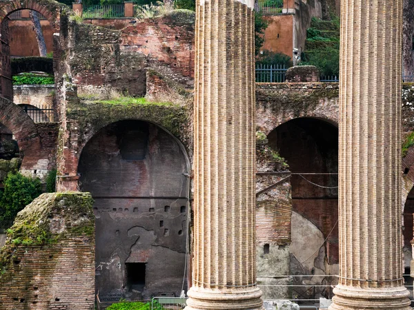 Sloupce a ruiny na capitoline kopci, Řím, — Stock fotografie