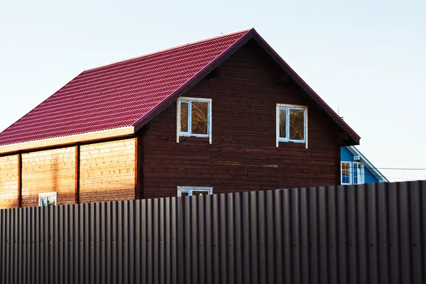 Neue Holzhäuser auf dem Land — Stockfoto