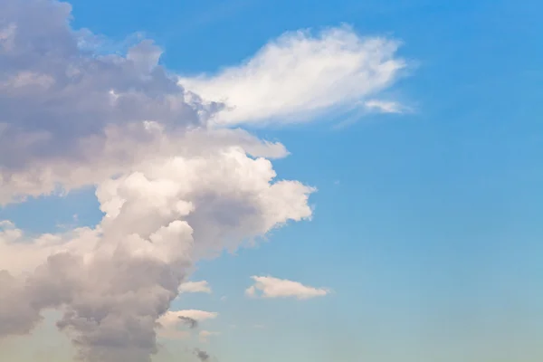 Several white clouds in blue sky in May — Stock Photo, Image