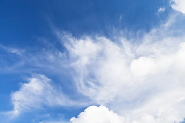 Grande nuvem branca no céu azul — Fotografia de Stock