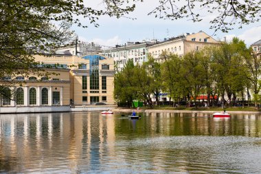 güneşli bir günde Moskova'da havuzlar temiz