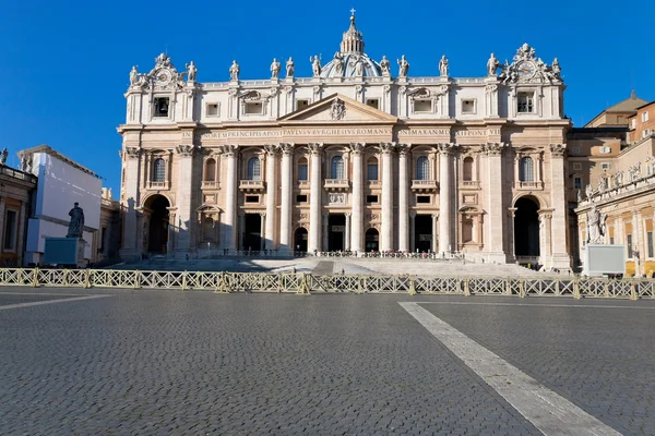 Utsikt över st peter basilikan från torget i Vatikanen — Stockfoto