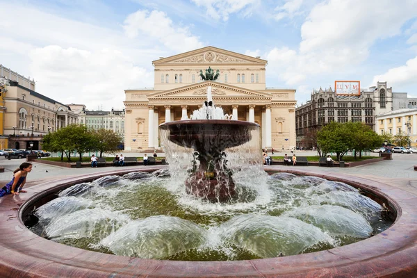 Weergave van fontein en bolshoi theater in Moskou — Stockfoto