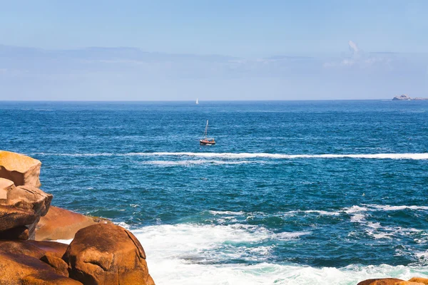 Båt nära rosa granitkusten i Bretagne — Stockfoto