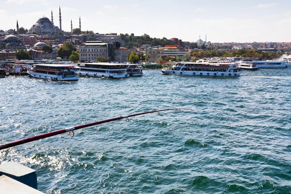 Visserij in de zaak bosphorus, istanbul, — Stockfoto