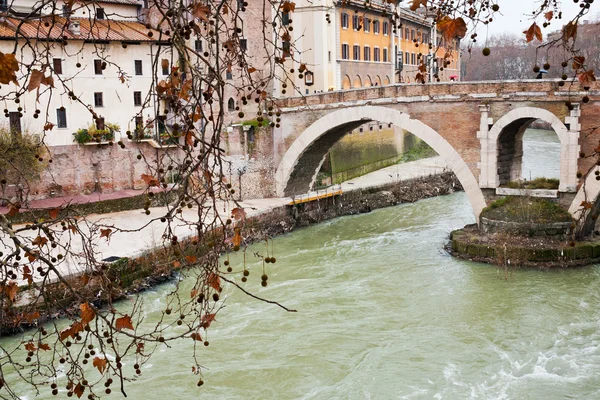 Ponte pedonal sobre o rio Tibre em Roma — Fotografia de Stock