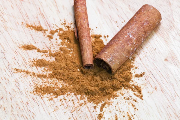 Powdered Cinnamon and sticks — Stock Photo, Image