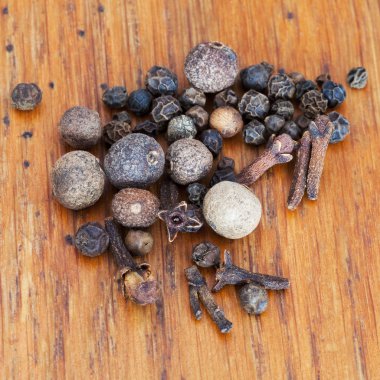 kara biber, allspices ve karanfil spicies