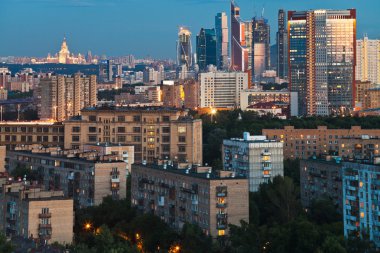 alacakaranlıkta şehir panoraması