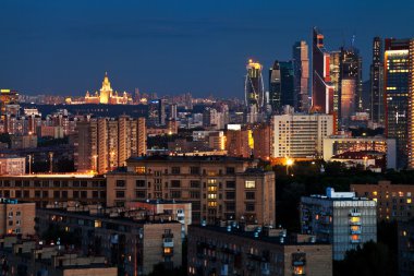 Mavi yaz gece şehir panoraması