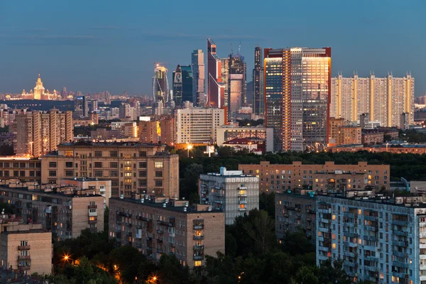 Spätsommerliche blaue Dämmerung über der Stadt Moskau — Stockfoto