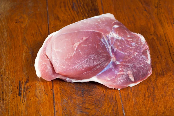 Шматок сирого свинячого м'яса — стокове фото