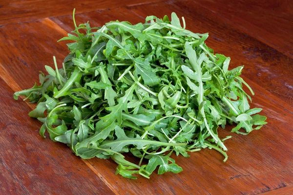 Куча свежего салата из руколы — стоковое фото