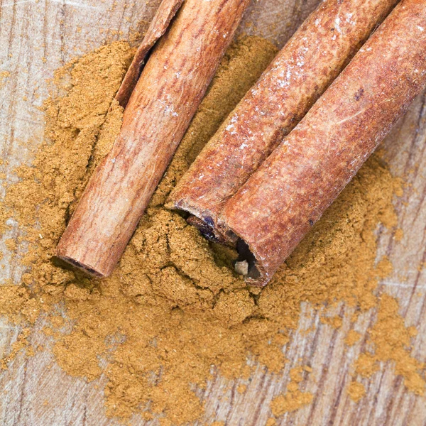 Sticks and powdered Cinnamon spice — Stock Photo, Image