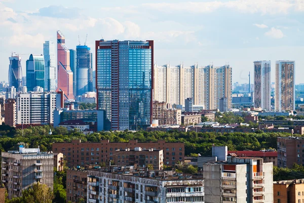 Wohn- und Geschäftsviertel in der Stadt — Stockfoto