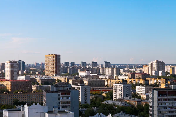 Po południu błękitne niebo miasto — Zdjęcie stockowe