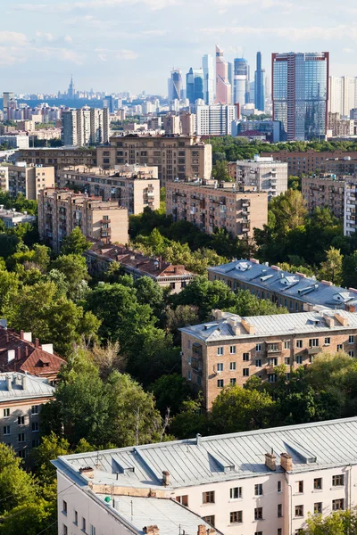 Business- en residentiële wijken van de stad — Stockfoto