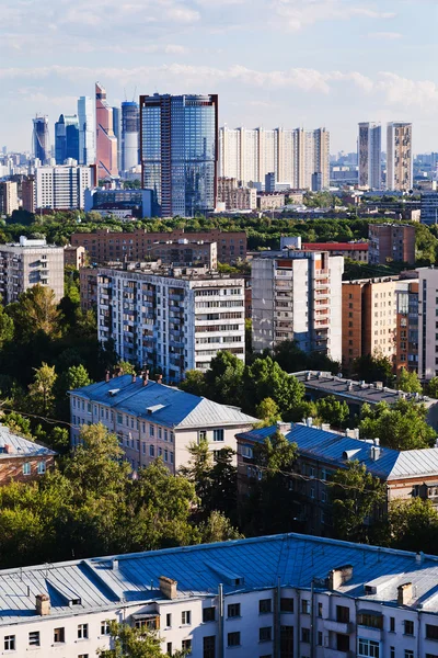 Boven weergave van verschillende stedelijke gebouwen — Stockfoto