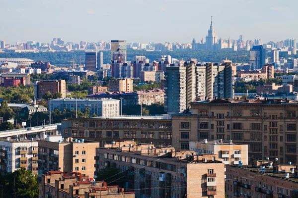 Panoramę miasta w letnie popołudnie — Zdjęcie stockowe