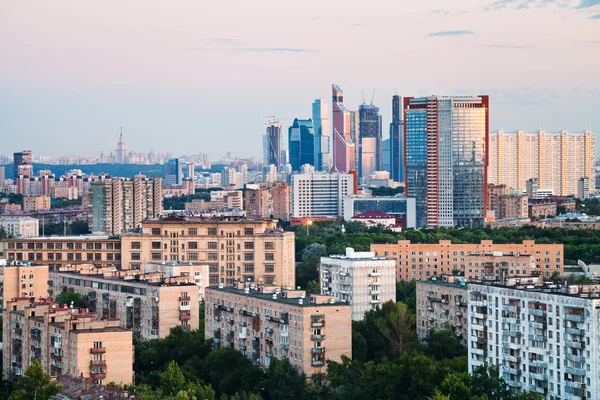 Roze zonsondergang in stad — Stockfoto