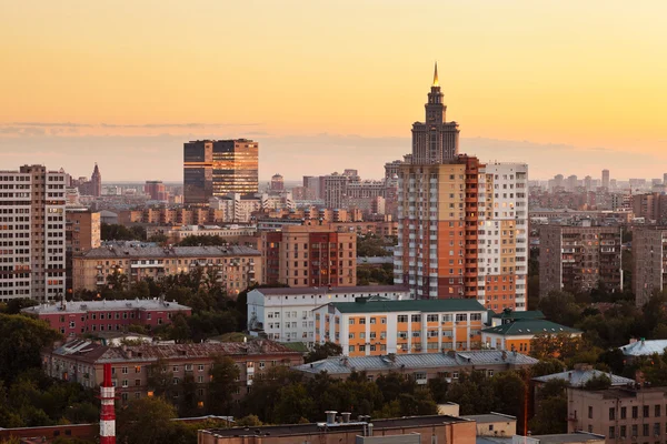 Городской пейзаж с желтым небом заката — стоковое фото