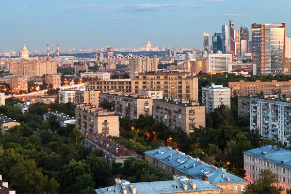 Город летом ранним вечером — стоковое фото