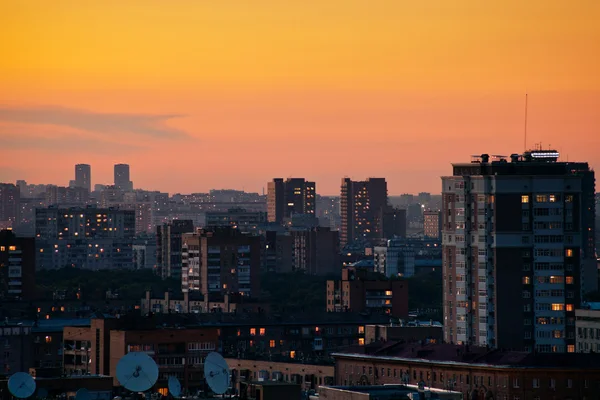 Moskova üzerine parlak sarı günbatımı — Stok fotoğraf