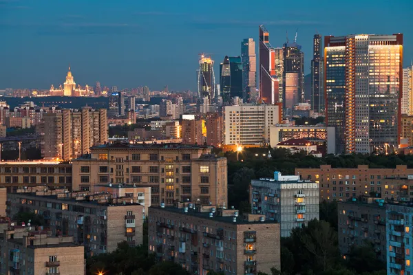 Blaue Dämmerung über der Stadt Moskau — Stockfoto