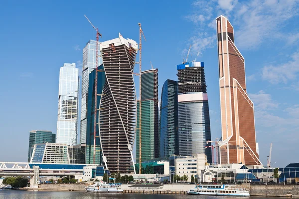 Vista sobre nuevos edificios de la ciudad de Moscú en verano — Foto de Stock