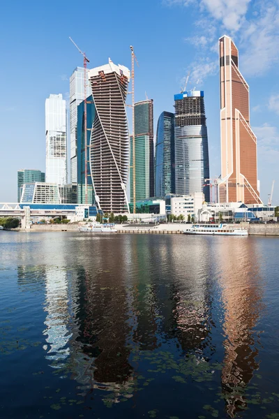 Edificios de la ciudad de Moscú y el río Moskva — Foto de Stock