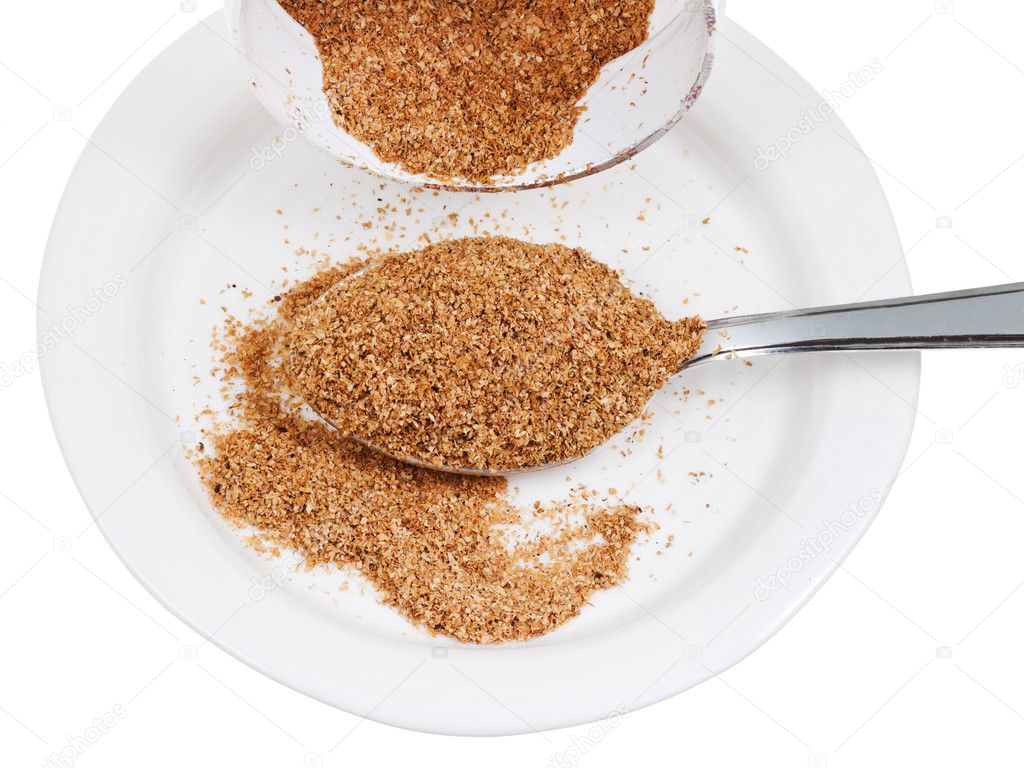 отруби овсяные вес в 1 столовой ложке. ржаные отруби с кефиром. ложка с отрубями высыпает. пшеничные отруби в ложке без фона. отруби в ложке.