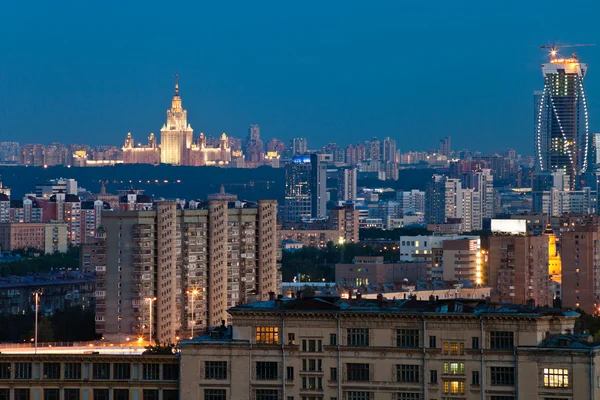 Moskauer Stadt in der Abenddämmerung — Stockfoto