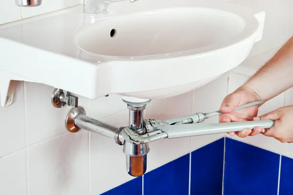 Reparatur des Abflusses von Waschbecken — Stockfoto