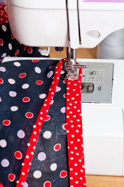 Vestido de costura en la máquina — Foto de Stock